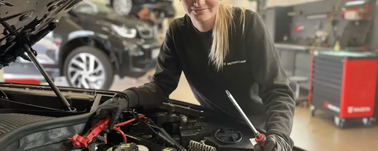 Silje stortrives som eneste jenta på verkstedet!
