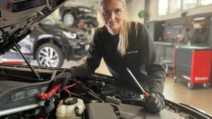 Silje stortrives som eneste jenta på verkstedet!